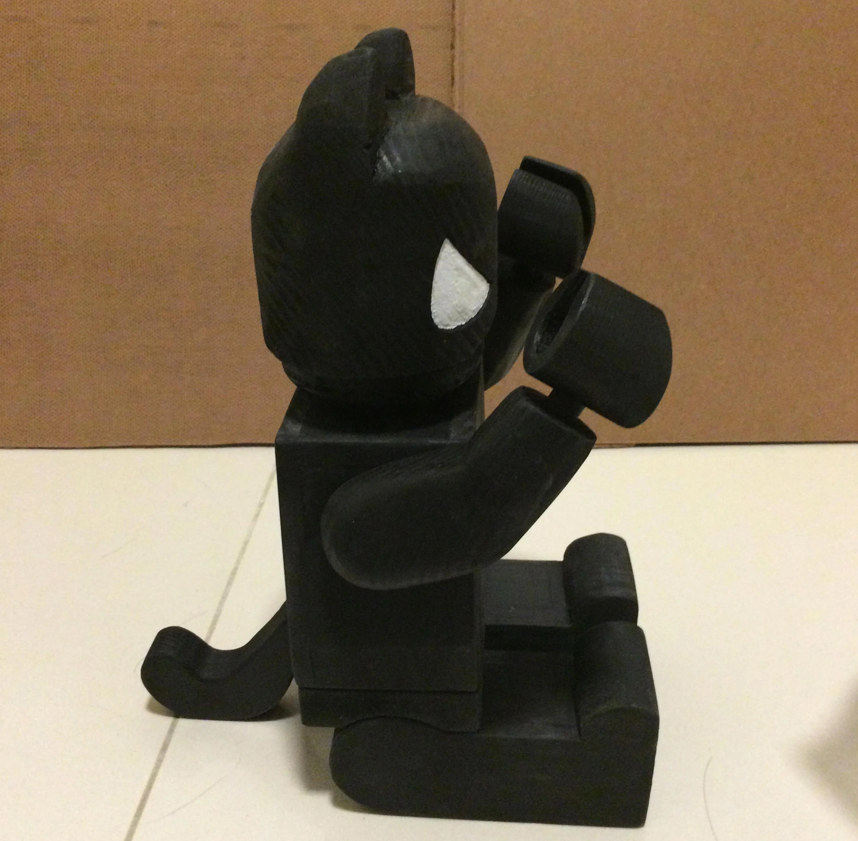 The custom cat portrait of Gilli displayed on its unique Lego-inspired wooden stand.